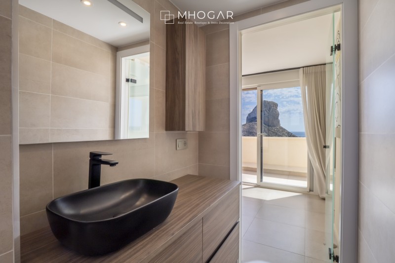 El cielo de Calpe a tus pies: ¡exclusivo ático dúplex de revista, frente al Mediterráneo! 